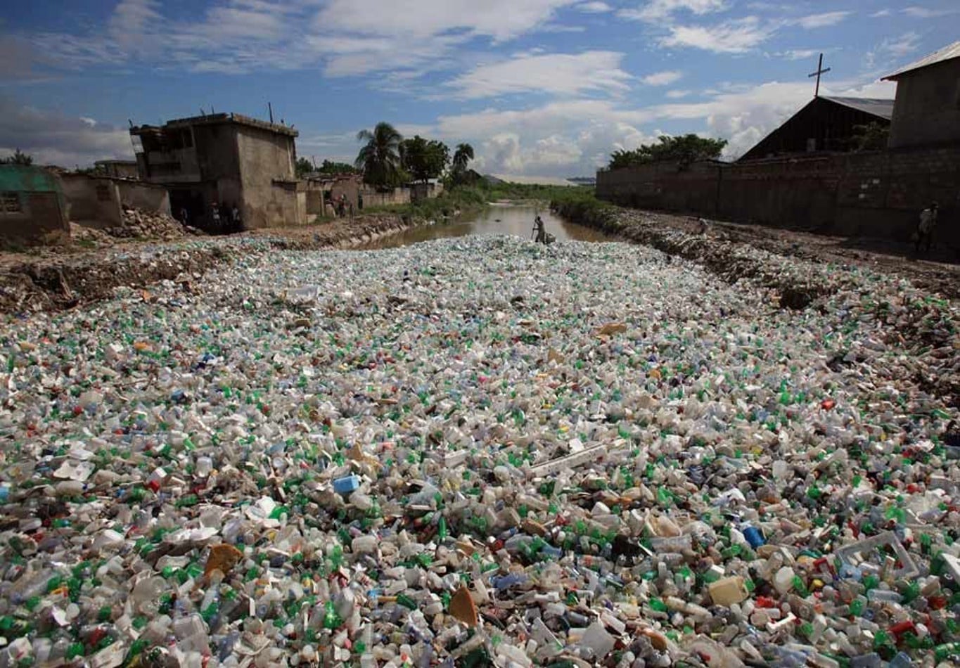 México el mayor consumidor de agua embotellada del mundo cada año se desechan 8.000 millones de botellas de plástico (Pet), de las que solo el 20% se reciclan el resto acaban contaminando calles, ríos y bosques