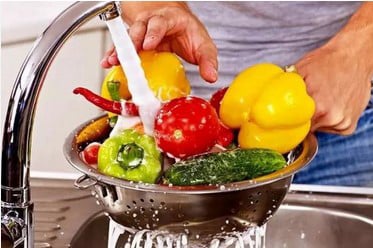 Agua embotellada, con que lavas la fruta y verduras insalubre por el plástico y la contaminación, INCONVENIENTES Puede no ser de buena calidad Costosa Poco práctico En botella de PET El TFA tardará miles de años en desaparecer. También contamina el agua potable. COSTE AMBIENTAL Para fabricar una botella de 1 l de PET (Tereftalato de Polietileno)se necesitan más de 4 litros de agua En la fabricación genera emisiones tóxicas (de niquel, etilbenceno, oxido de etileno, benceno) y 100 veces más emisiones tóxicas al aire y al agua que la del vidrio En la incineración libera clorina a la atmosfera y deja metales pesados en las cenizas Liberan antimonio al agua