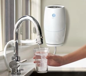 instalación en su pared liberando espacio bajo y sobre encimera