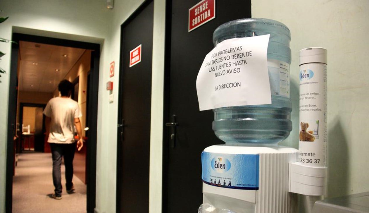 El agua envasada para fuentes portátiles no tiene garantías higiénicas suficientes, Los dispensadores son vulnerables a la manipulación, el almacenaje inadecuado, las temperaturas ambientales o la mala reutilización del envase 