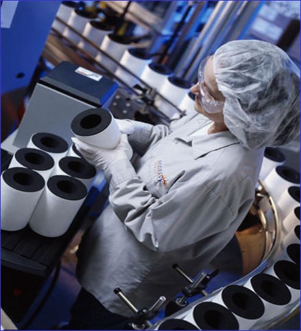 Filtro de carbón patentado • Atrapa partículas 300 veces más pequeñas que un cabello humano 0,2 micras • Reduce químicos orgánicos • Reduce plomo, mercurio y asbestos • Mejora el sabor y el olor 